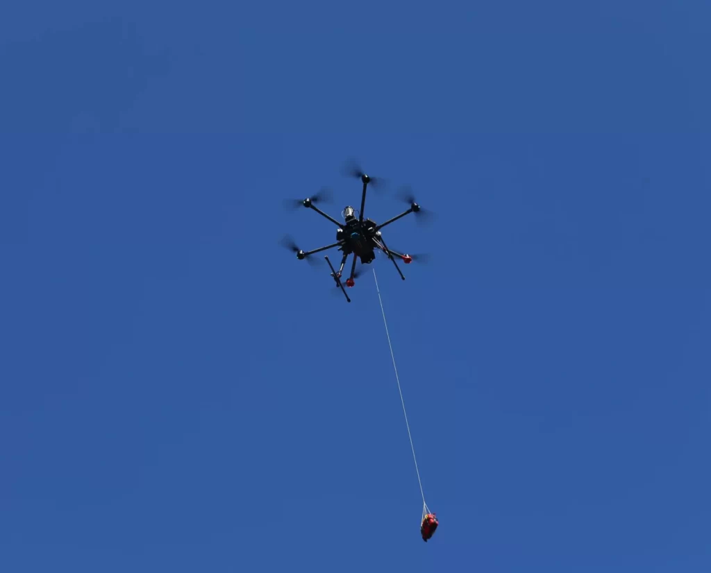 Дефибриллятор FRED easyport, доставленный при помощи автономного дрона, спасает жизнь